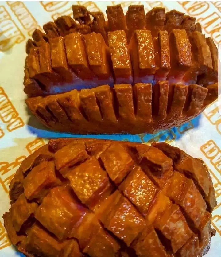 دو هات داگ لوکس با برش‌های خاص و برشته، آماده سرو در فست فود لاکچری. طعمی بی‌نظیر و ظاهری هنرمندانه برای مشتریان خاص ما.