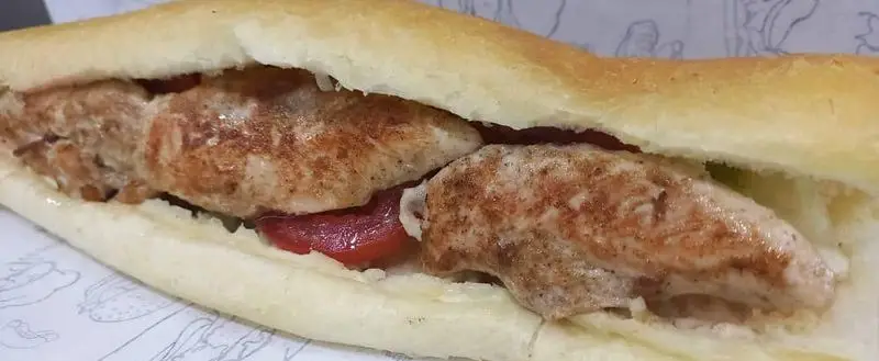 ساندویچ فیله مرغ گریل شده تازه و خوشمزه در نان باگت لاکچری فست فود، مناسب برای یک وعده غذایی لذیذ و با کیفیت.