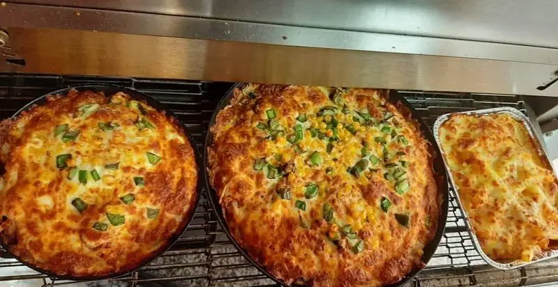 پیتزاهای جذاب دیپ دیش و لازانیای لذیذ فست فود لاکچری، با پنیر فراوان و ترکیبات تازه، آماده سرو داغ و خوشمزه.