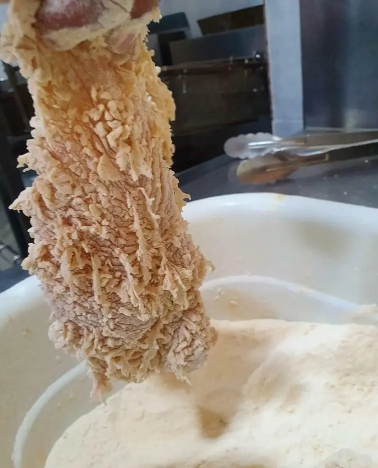 فرآیند آماده‌سازی مرغ سوخاری ویژه فست فود لاکچری: مرغ تازه با پوشش ترد و کریسپی پودر سوخاری، نویدبخش طعمی بی‌نظیر و تجربه‌ای لوکس.