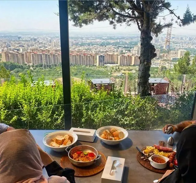 کافه رستوران سیتی تراس با منظره پانورامیک شهر، لذت صرف صبحانه و غذا در فضای دنج و سرسبز تراس با ویویی چشم‌نواز.