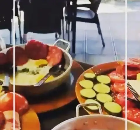 میز صبحانه لذیذ در کافه رستوران سیتی تراس، شامل املت، گوجه و سبزیجات تازه. تجربه غذایی دلنشین در فضایی آرام.