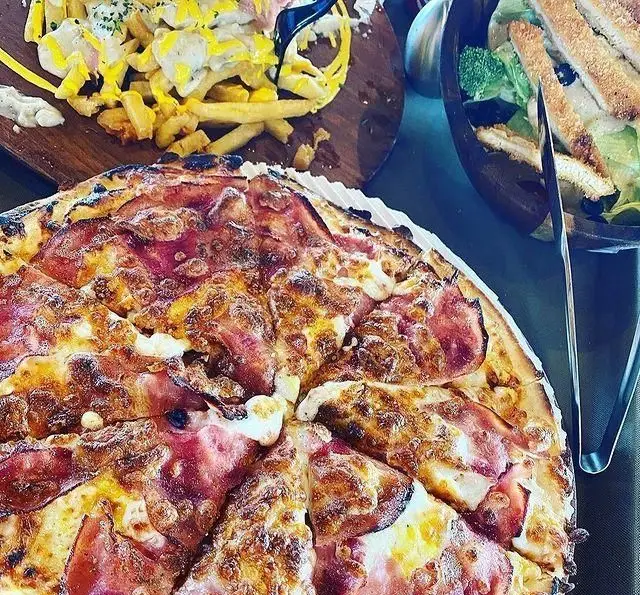 پیتزای گوشت و پنیر فراوان، سیب زمینی سرخ کرده و سالاد تازه در کافه رستوران سیتی تراس؛ بهترین انتخاب برای لذت بردن از غذای خوشمزه.