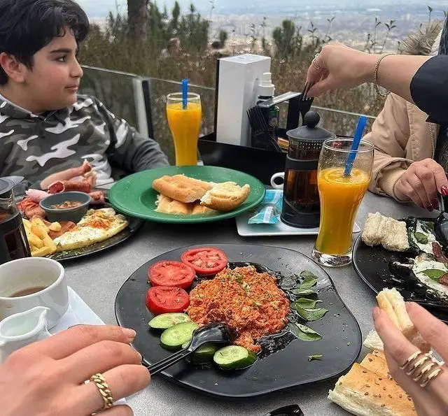 لذت صبحانه و برانچ دلنشین خانوادگی در فضای باز کافه رستوران سیتی تراس با غذاهای متنوع و منظره فوق‌العاده شهر.