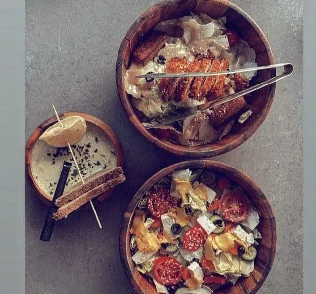 سالاد سزار مرغ گریل، سالاد مخلوط و سوپ یا دیپ در کاسه‌های چوبی، از منوی متنوع کافه رستوران سیتی تراس