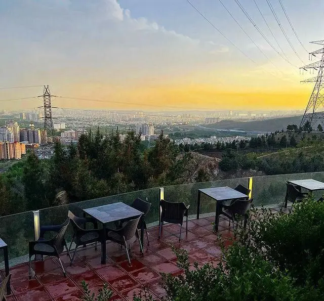 تصویری از تراس کافه رستوران سیتی تراس با منظره پانورامیک شهر در غروب. فضایی رویایی برای تجربه لحظات خاطره‌انگیز.