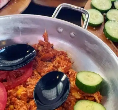 صبحانه املت خوش‌رنگ با گوجه و خیار تازه در ماهیتابه، تجربه‌ای لذیذ از کافه رستوران سیتی تراس.