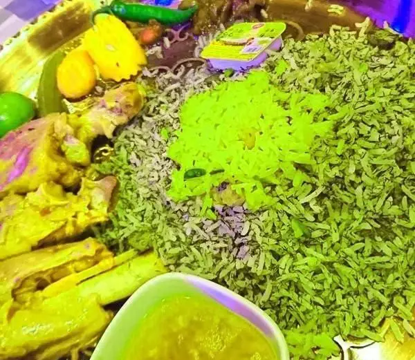 غذای لذیذ کافی شاپ باغ نور: مرغ آبدار با پلوی سبز معطر و پلوی زعفرانی، به همراه سس و میوه تازه. تجربه غذایی دلپذیر و خاص.