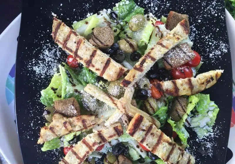 سالاد مدیترانه‌ای پیتزا چاپلین، ترکیبی لذیذ از کاهوی تازه، نان تست گریل، گوجه گیلاسی، زیتون سیاه و سبز، پنیر و سس بالزامیک.