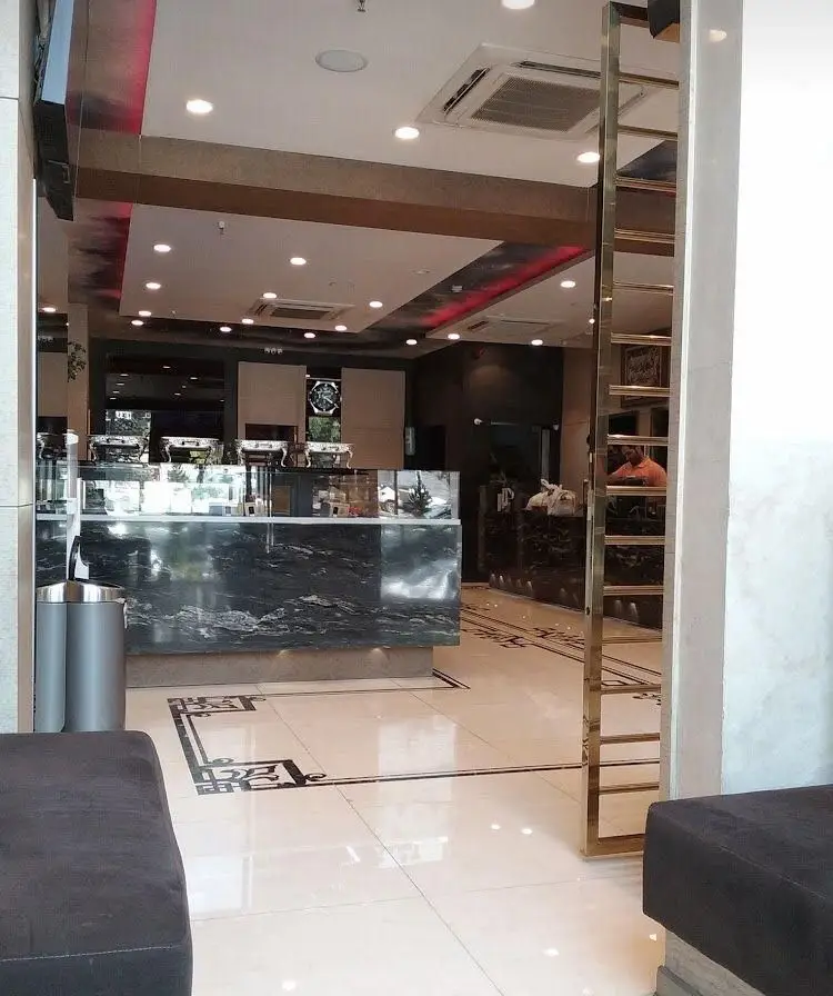 فضای داخلی لوکس و مدرن رستوران شمشیری: پیشخوان مرمری، بوفه غذاهای آماده، نورپردازی شیک و دکوراسیون جذاب برای مشتریان.