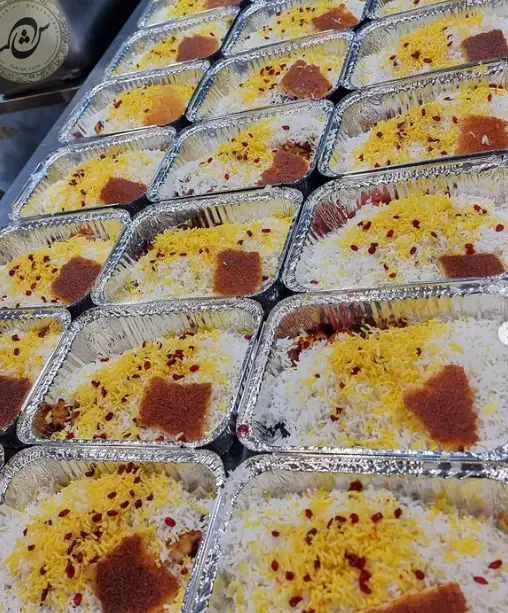 غذای آماده رستوران شمشیری: برنج زعفرانی و زرشک پلو خوش‌عطر در ظروف یکبار مصرف، ایده‌آل برای مجالس و نذری‌ها. کترینگ حرفه‌ای.