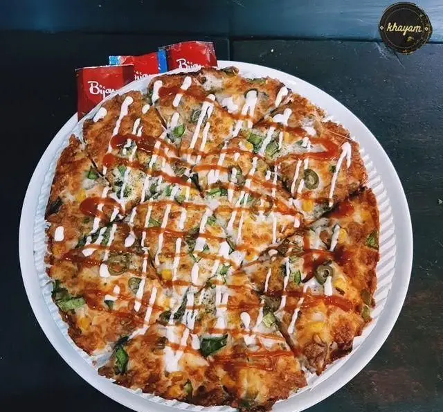 پیتزا سبزیجات تازه و خوشرنگ با سس‌های جذاب، آماده در سفره خانه خیام برای یک وعده غذایی لذت‌بخش و خاطره‌انگیز.