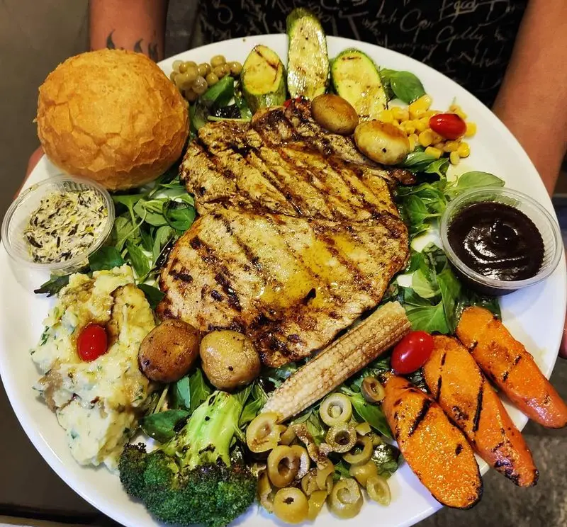 بشقاب کامل و مجلل سفره خانه خیام با کباب مرغ، سبزیجات گریل شده متنوع، پوره سیب زمینی، زیتون، نان و سس. انتخابی عالی برای شام.