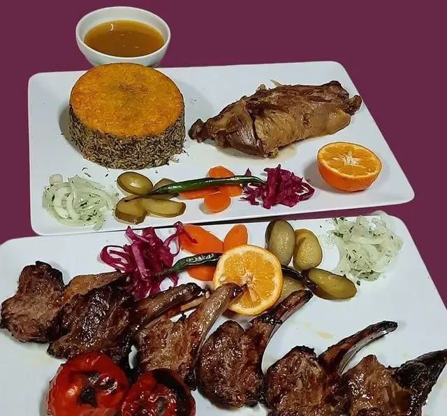 سفره خانه خیام: کباب شیشلیک، ماهیچه گوسفندی، باقالی پلو و سبزی پلو. تجربه بهترین غذاهای سنتی ایرانی با طعم اصیل و کیفیتی بی‌نظیر.