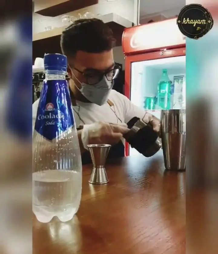 آماده‌سازی نوشیدنی کولادا سودا توسط باریستای حرفه‌ای سفره خانه خیام با رعایت کامل نکات بهداشتی (ماسک و دستکش).