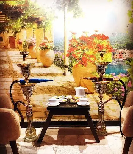 کافه عربی یاقوت، فضایی دلنشین و دنج با قلیان‌های شیک، میز چای، قهوه و خوراکی‌های متنوع، دکوراسیون زیبای مدیترانه‌ای.