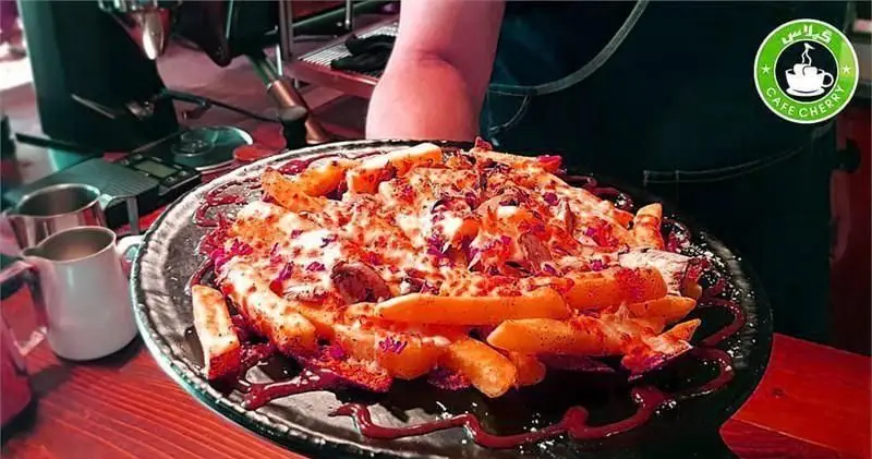 سیب زمینی پنیری مخصوص کافه چری با سس ویژه؛ یک غذای لذیذ و دلپذیر برای تجربه ای عالی در کافه