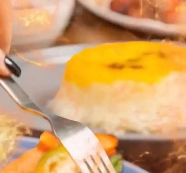 لذت تجربه یک وعده غذایی خوشمزه و اصیل در کبابچی آجودانیه؛ برنج زعفرانی با ته دیگ و کباب در کنار مخلفات تازه.