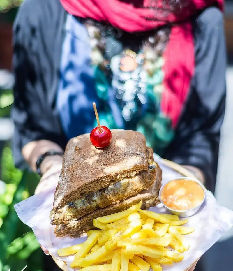 ساندویچ پانینی ویژه کافه رستوران کاویش با نان قهوه ای، سرو شده با سیب زمینی سرخ کرده طلایی و سس. تجربه طعم بی نظیر.