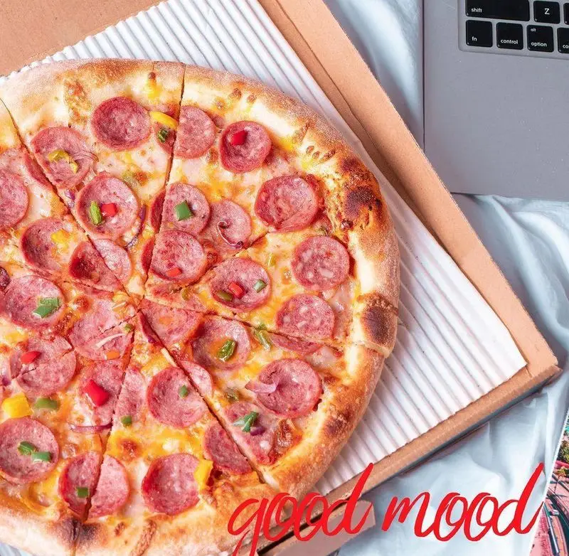 پیتزا پپرونی تازه و خوشمزه فست فود چیکولند، آماده برای سفارش آنلاین. لذت یک غذای عالی و لحظاتی پر از حس خوب در کنار لپ تاپ.