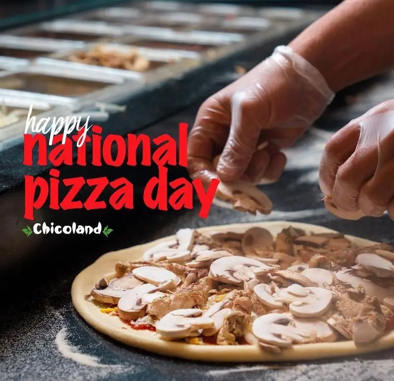 تصویری از مراحل آماده سازی پیتزا در فست فود چیکولند؛ دستان ماهر با دستکش در حال افزودن قارچ و مرغ روی پیتزا.