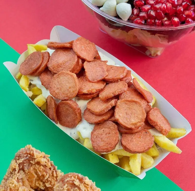 فست فود چیکولند: سیب زمینی سرخ کرده با سس مخصوص و سوسیس سرخ شده، به همراه مرغ سوخاری و کاسه سالاد میوه تازه.