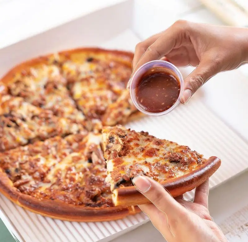 پیتزای داغ و تازه چیکولند با پنیر فراوان و سس مخصوص. آماده سرو در فست فود چیکولند، یک تجربه غذایی بی‌نظیر.