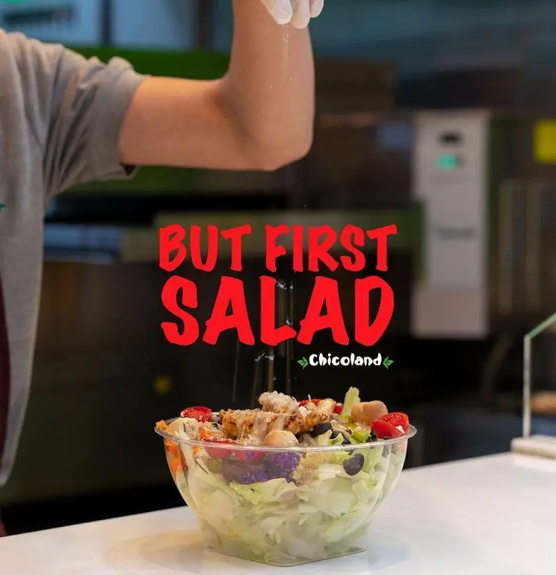 آماده‌سازی سالاد تازه و جذاب در فست فود چیکولند: لذت غذای سالم با سبزیجات تازه و پروتئین. اول سالاد، همیشه خوشمزه.