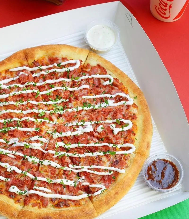 پیتزا گوشت و بیکن پرطرفدار فست فود چیکولند، با سس مخصوص و دیزاین حرفه‌ای، آماده برای سفارش و تجربه‌ای خوشمزه.