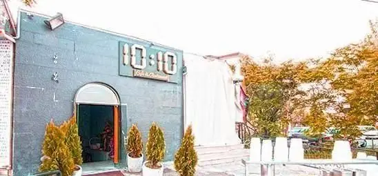 تصویر نمای بیرونی رستوران و کافه ده و ده با تابلوی '10:10 Cafe & Restaurant'، مکانی عالی برای صرف غذاهای فرنگی.