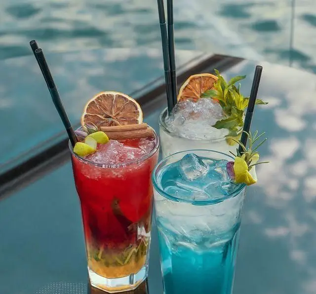 سفارش انواع کوکتل‌های تازه و تابستانی در کشتی رستوران رویال لانژ. لذت نوشیدنی‌های خنک با منظره زیبای دریا.