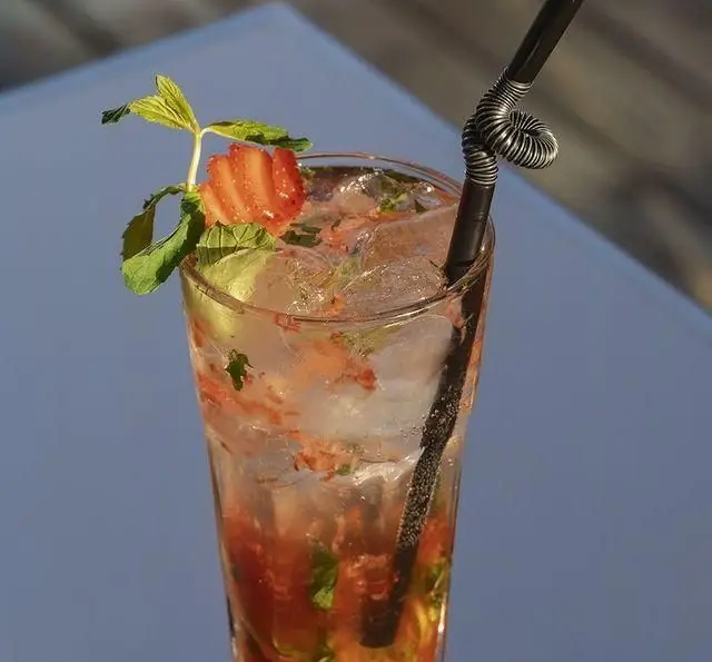 یک نوشیدنی موهیتو توت فرنگی و نعناع تازه، خنک و گوارا، سرو شده در کشتی رستوران رویال لانژ، انتخابی عالی برای تابستان.