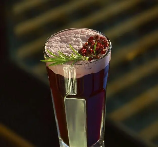 نوشیدنی کوکتل یا موکتل بنفش با فوم، رزماری و توت خشک در کشتی رستوران رویال لانژ، تجربه‌ای به یادماندنی از طعم.