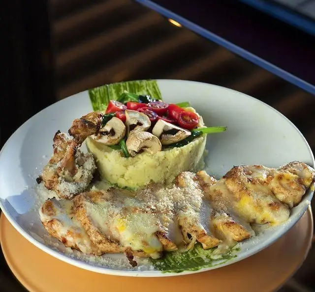 کشتی رستوران رویال لانژ: فیله مرغ پنیری سرو شده با پوره سیب زمینی، قارچ، گوجه گیلاسی و سبزیجات تازه. یک غذای لذیذ و خاص.