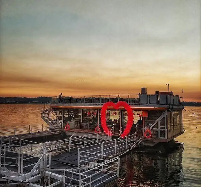 کشتی رستوران رویال لانژ: تجربه شام در غروب دل‌انگیز با دکوراسیون قلب قرمز، فضایی خاص و رویایی بر روی آب.