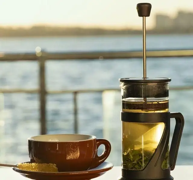 لذت نوشیدن چای تازه دم با نمای دلنشین آب و منظره دریا در کشتی رستوران لوکس رویال لانژ، لحظاتی آرام و به‌یادماندنی برای شما.