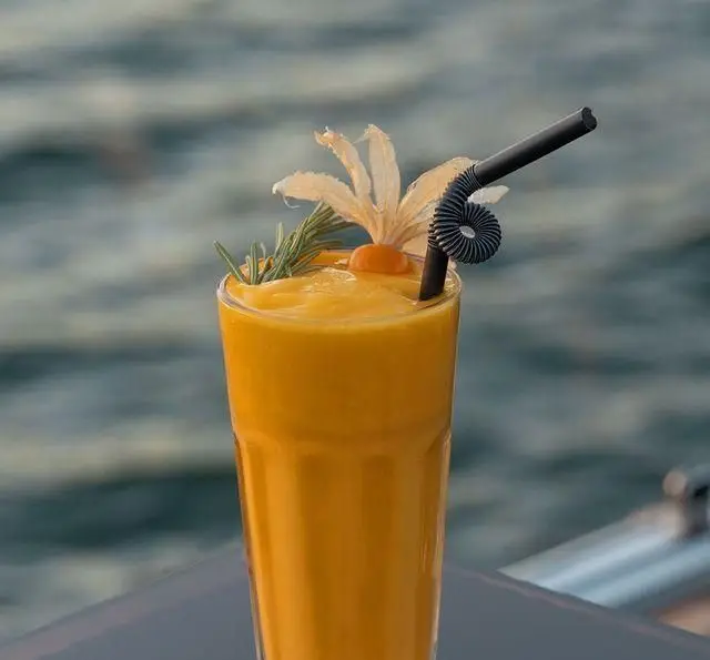 نوشیدنی اسموتی میوه ای خنک و گوارا در کشتی رستوران رویال لانژ. لذت طعم های تازه و پذیرایی دلنشین با منظره دریا.