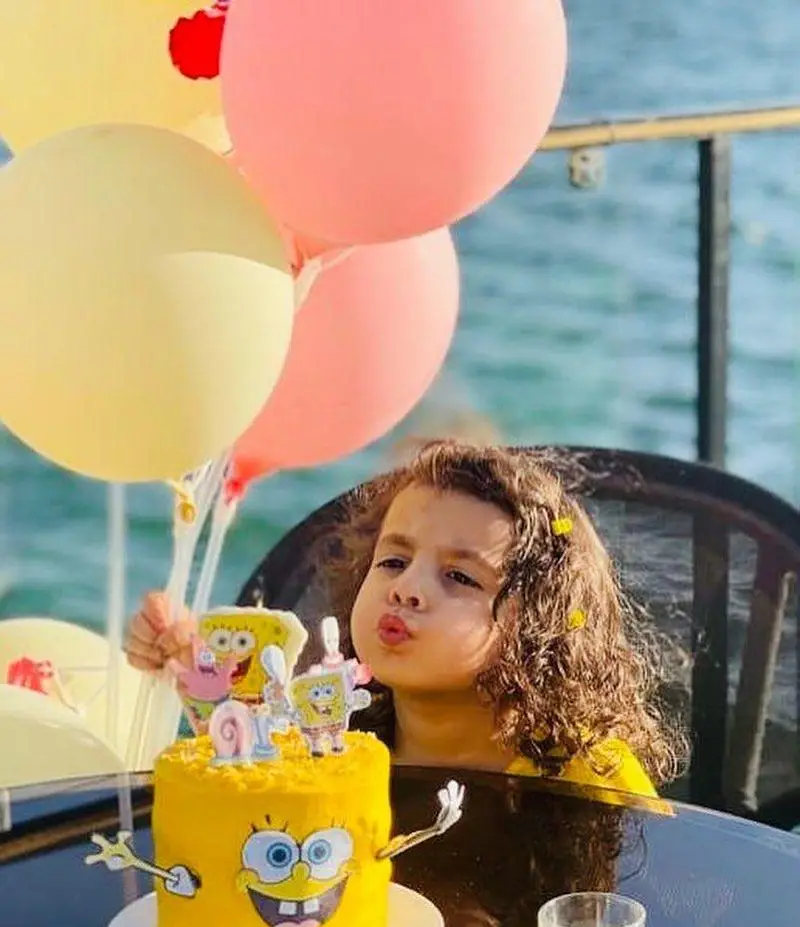تجربه جشن تولد فراموش‌نشدنی برای دختربچه در کشتی رستوران رویال لانژ، با کیک کارتونی و بادکنک‌های شاد کنار منظره دریا.