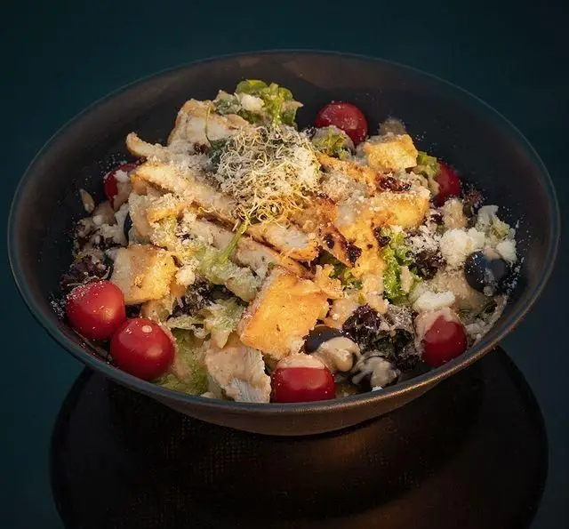 سالاد سزار مجلل با مرغ گریل، کروتون، گوجه گیلاسی و پنیر در کشتی رستوران رویال لانژ؛ گزینه‌ای سالم و خوشمزه برای مشتریان خاص.