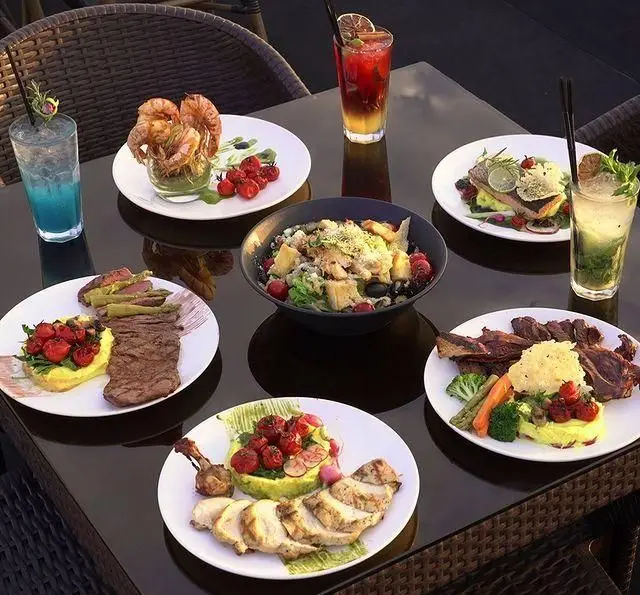 تجربه یک شام لذیذ با انواع غذاهای دریایی، استیک، مرغ، سالاد و کوکتل در کشتی رستوران رویال لانژ.