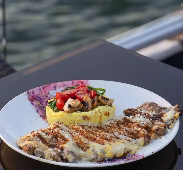 وعده غذایی ویژه: دنده کباب یا استیک پنیردار با پوره و سبزیجات تازه. تجربه‌ای دلنشین در کشتی رستوران رویال لانژ کنار آب.