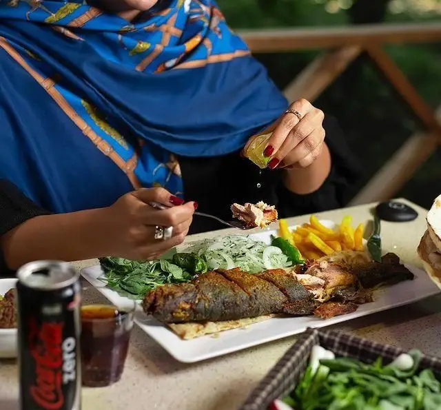 تجربه لذیذ کباب ماهی تازه با آبلیمو در کبابسرای شب زدگان؛ غذایی سالم و دلپذیر با مخلفات کامل و نوشیدنی.