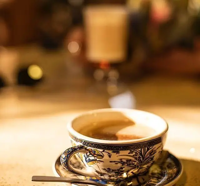 فنجانی چای یا قهوه در محیط گرم و دلنشین کبابسرای شب زدگان. لذت بردن از لحظات آرام در رستورانی با کیفیت.