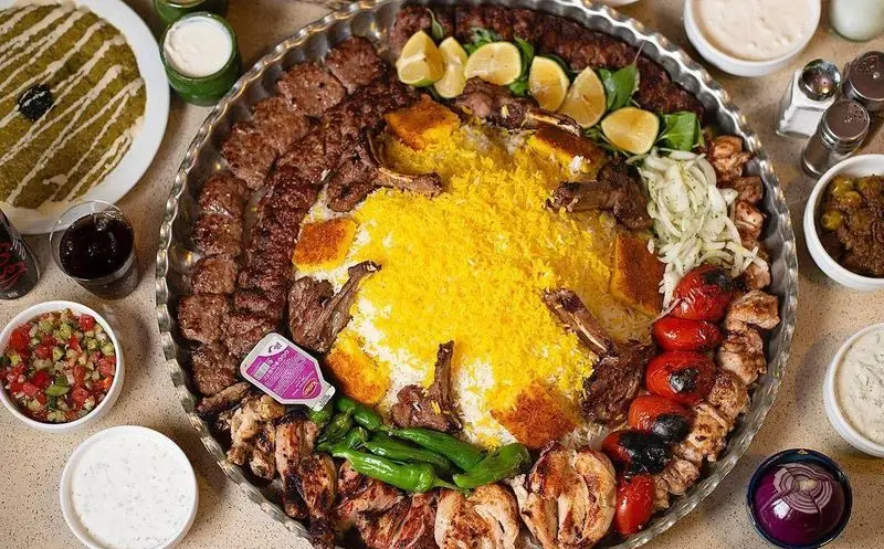 سینی کباب مجلل کبابسرای شب زدگان شامل چلوکباب کوبیده، جوجه، شیشلیک، ته دیگ زعفرانی و مخلفات لذیذ. بهترین غذای اصیل ایرانی.