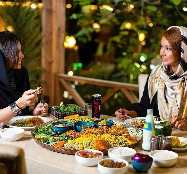 تجربه یک دورهمی دلنشین و چشیدن طعم اصیل غذاهای ایرانی در کبابسرای شب زدگان با انواع پلو و کباب های لذیذ.