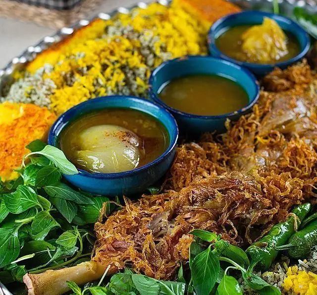 لذت طعم اصیل پلو ماهیچه گوسفندی با باقالی پلو مجلسی و سس مخصوص در کبابسرای شب زدگان. بهترین غذای ایرانی.