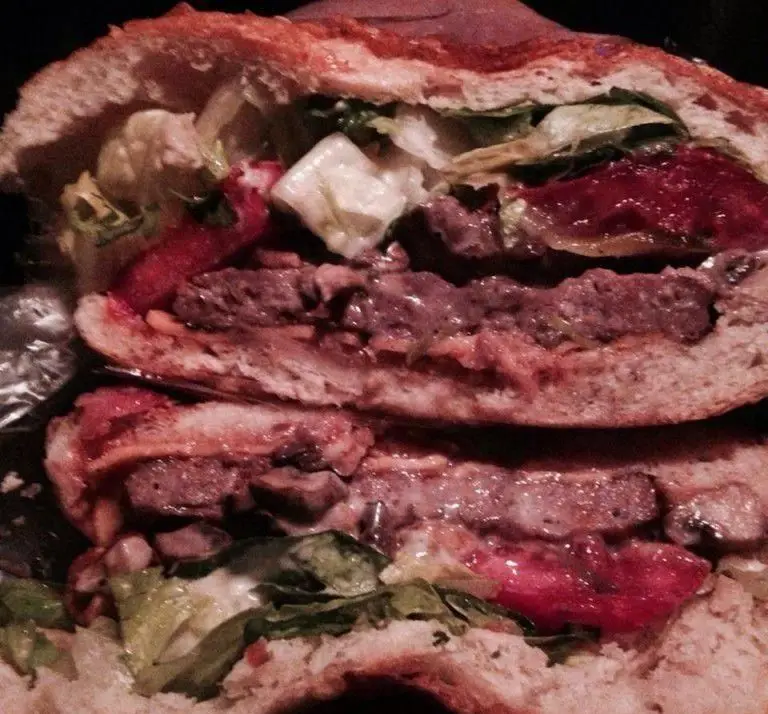 ساندویچ بزرگ و لذیذ بابی ساندز: برگر دوبل گوشت آبدار با کاهو، گوجه، پنیر و قارچ. تجربه‌ای عالی از طعم واقعی ساندویچ پرمغز.