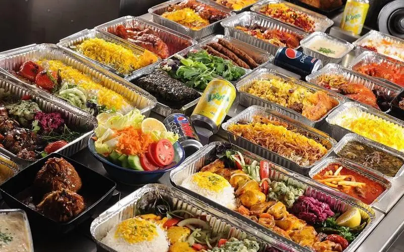 انواع غذاهای آماده ایرانی آشپزخانه بزرگ آریانا: کباب، خورش، برنج زعفرانی، سالاد و نوشیدنی برای کترینگ و مهمانی.