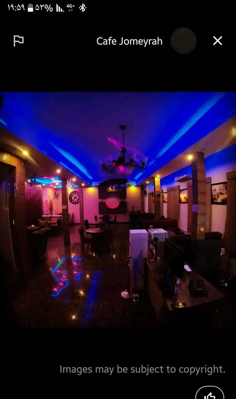 فضای داخلی دنج و مدرن کافه عربی جمیرا با نورپردازی آبی و صورتی، مبلمان راحت و دکوراسیون شیک برای پاتوقی دلنشین