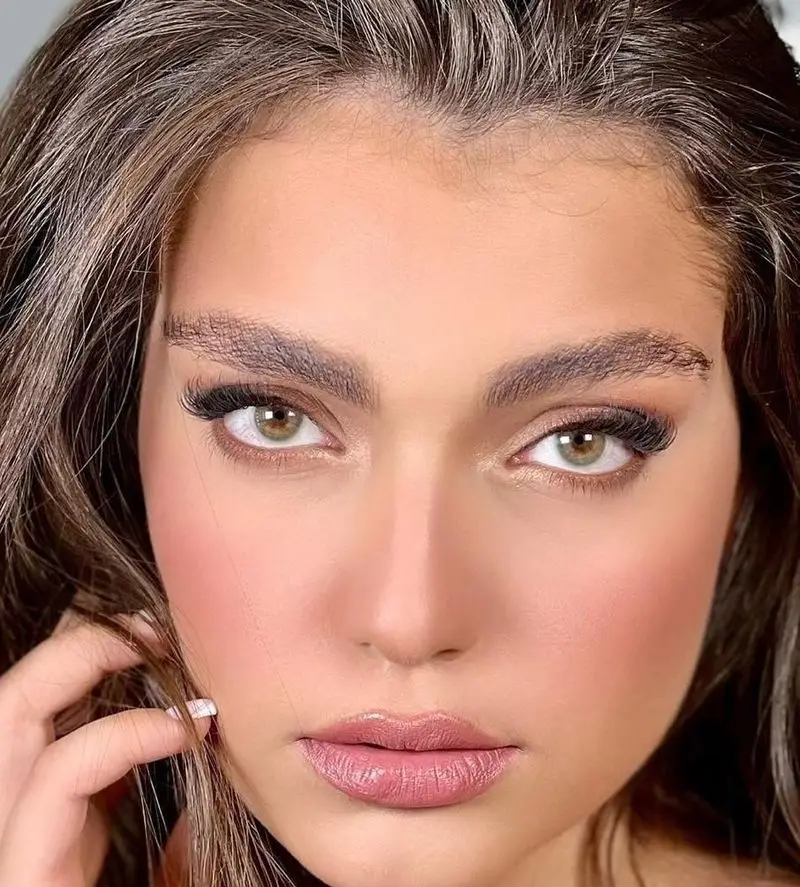 میکاپ و زیبایی چهره با آرایش حرفه‌ای چشم و ابرو، مژه‌های پرپشت و رژلب جذاب، نمونه کار سالن زیبایی ژوتم هال.